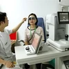 Các bác sỹ Bệnh viện Mắt Hà Nội 2 khám, tư vấn cho người bệnh. (Ảnh: Dương Ngọc/TTXVN)