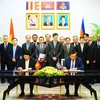 Phó Thủ tướng, Bộ trưởng Ngoại giao Phạm Bình Minh và Phó Thủ tướng, Bộ trưởng Bộ Ngoại giao và Hợp tác quốc tế Campuchia Prak Sokhonn ký kết văn kiện của Kỳ họp. (Ảnh: Minh Hưng/TTXVN)