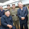 Nhà lãnh đạo Triều Tiên Kim Jong-un theo dõi vụ thử nghiệm vũ khí chiến thuật mới tại một địa điểm không xác định, ngày 11/8/2019. (Ảnh: AFP/TTXVN)