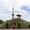 Người dân đến tri ân các Anh hùng liệt sỹ tại Thành cổ Quảng Trị. (Ảnh: Nguyên Lý/TTXVN)
