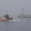 Lực lượng bảo vệ bờ biển được triển khai cứu hộ tàu lặn bị cháy và chìm gần đảo Santa Cruz, ngoài khơi bờ biển thành phố Santa Barbara, bang California (Mỹ) ngày 2/9. (Ảnh: THX/TTXVN)