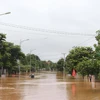 Đường phố thị trấn Lao Bảo bị ngập lũ. (Ảnh: Nguyên Lý/TTXVN)