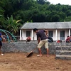 Thanh niên tình nguyện tham gia sửa chữa điểm trường Tiểu học Son-Sa Ná để kịp đón học sinh đến trường trong năm học mới. (Ảnh: Trịnh Duy Hưng/TTXVN)