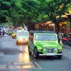 Trình diễn xe cổ tại phố cổ Hội An. (Ảnh: Trần Tĩnh/TTXVN)