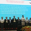 Lãnh đạo tỉnh Quảng Nam tặng quà lưu niệm cho các tổ chức quốc tế làm tốt công tác bảo tồn di sản. (Ảnh Trần Tĩnh/TTXVN)