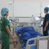 Bệnh nhân Nguyễn Văn Thành đang được điều trị tích cực tại Khoa Gây mê Hồi sức, Bệnh viện Trung ương Thái Nguyên. (Ảnh: Thu Hằng/TTXVN)