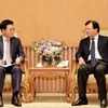 Phó Thủ tướng Trịnh Đình Dũng tiếp ông Lee Kwang-young, Tổng Giám đốc điều hành Công ty Lotte Asset Development Co., Ltd, thuộc Tập đoàn Lotte. (Ảnh: TTXVN)