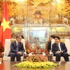 Chủ tịch Ủy ban Nhân dân thành phố Nguyễn Đức Chung và Đại sứ Lào Thongsavanh Phomvihane trao đổi tại buổi tiếp. (Nguồn: Hanoi.gov.vn)
