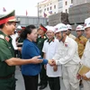 Chủ tịch Quốc hội Nguyễn Thị Kim Ngân với Ban quản lý, cán bộ và công nhân đang xây dựng Nhà Quốc hội Lào. (Ảnh: Trọng Đức/TTXVN)