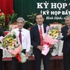 Ông Đoàn Văn Phi (thứ 2 từ phải qua) được bầu giữ chức Phó Chủ tịch Hội đồng nhân dân tỉnh Bình Định khóa XII. (Ảnh: Phạm Kha/TTXVN)