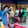 Can xăng mua ở Cửa hàng xăng dầu số 79, đóng trên địa bàn xã Võ Ninh, huyện Quảng Ninh chuyển sang màu vàng đen, có nhiều cặn ở đáy can. (Ảnh: Văn Tý/TTXVN)