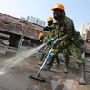 Lực lượng Binh chủng Hóa học phun hóa chất tẩy độc mặt nền nhà xưởng của Công ty Rạng Đông, ngày 5/10. (Ảnh: Dương Giang/TTXVN)