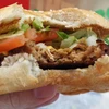 Sản phẩm bánh burger thuần chay bắt chước hương vị và kết cấu thịt bò. (Nguồn: Lifehacker)