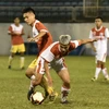 Cầu thủ hai đội U21 Hoàng Anh Gia Lai và U21 Hồng Lĩnh Hà Tĩnh tranh chấp bóng ở trận đấu sau lễ khai mạc. (Ảnh: Dư Toán/TTXVN)
