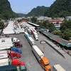 Xe chở hàng hóa xuất khẩu tại cửa khẩu Tân Thanh. (Ảnh: Phạm Hậu/TTXVN)