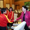Chủ tịch Quốc hội Nguyễn Thị Kim Ngân với các cầu thủ đội tuyển bóng đá nữ Việt Nam. (Ảnh: Trọng Đức/TTXVN)
