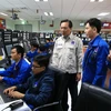 Tổng Giám đốc BSR Bùi Minh Tiến (trái) chỉ đạo sản xuất tại phòng điều khiển trung tâm. (Nguồn: Vietnam+)