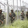 Lực lượng an ninh Ấn Độ tuần tra tại khu vực biên giới Ấn Độ-Pakistan. (Ảnh: AFP/TTXVN)