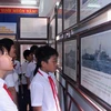 Học sinh tham quan một triển lãm về Hoàng Sa, Trường Sa. (Nguồn: TTXVN)
