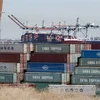 Hàng hóa từ Trung Quốc và các nước châu Á khác chờ bốc dỡ tại cảng Los Angeles, bang California, Mỹ. (Ảnh: AFP/TTXVN)