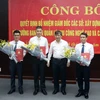 Phó Chủ tịch Thường trực UBND thành phố Đà Nẵng Đặng Việt Dũng trao quyết định cho các cá nhân. (Ảnh: Nguyễn Sơn/TTXVN)
