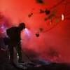 Lính cứu hỏa nỗ lực dập lửa tại một điểm cháy rừng ở Santa Clarita, bang California (Mỹ) ngày 24/10/2019. (Ảnh: THX/TTXVN)