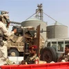 Binh sỹ Yemen và lực lượng liên quân do Saudi Arabia và Các tiểu vương quốc Arab hậu thuẫn triển khai tại Hodeida. (Ảnh: AFP/TTXVN)