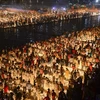 Người dân thắp đèn dầu bên bờ sông Sarayu ở Ayodhya, Ấn Độ, trước thềm lễ hội ánh sáng Diwali, ngày 26/10/2019. (Ảnh: AFP/TTXVN)