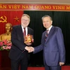 Bộ trưởng Tô Lâm tặng quà lưu niệm cho ngài Bernd Lange, Chủ tịch Ủy ban Thương mại quốc tế của Nghị viện châu Âu. (Nguồn: Bộ Công an)