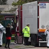 Cảnh sát Anh điều tra tại hiện trường phát hiện xe container chở 39 thi thể ở Khu công nghiệp Waterglade thuộc Grays, hạt Essex, phía đông London ngày 23/10/2019. (Ảnh: AFP/TTXVN)