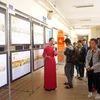 Khách tham quan một triển lãm bản đồ và trưng bày tư liệu về Hoàng Sa, Trường Sa của Việt Nam. (Nguồn: TTXVN)