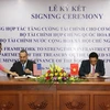 Thứ trưởng Bộ Tài chính Việt Nam Trần Xuân Hà (phải) và Trợ lý thường trực Bộ trưởng Bộ Tài chính Hoa Kỳ Michell Silk ký kết Khung hợp tác. (Ảnh: Phạm Hậu/TTXVN)