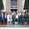 Thượng tướng Nguyễn Chí Vịnh cùng các đại biểu. (Ảnh: TTXVN)