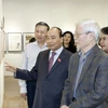 Thủ tướng Nguyễn Xuân Phúc đã tới thăm triển lãm tranh ký họa 'Nét thời gian' của nghệ sỹ nhân dân, phó giáo sư, tiến sỹ, họa sỹ Ngô Mạnh Lân. (Ảnh: Thống Nhất/TTXVN)