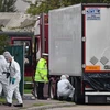 Cảnh sát khám nghiệm hiện trường chiếc xe container chở 39 người thiệt mạng ở Essex. (Nguồn: AFP)