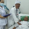 Bác sỹ thăm khám cho bệnh nhân N.V.V (nam, sinh năm 1961, trú tại Bạc Liêu) sau can thiệp. (Ảnh: TTXVN)
