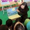 Cô Đỗ Thuỳ Quyên (giáo viên Trường Mầm non Suối Giàng, huyện Văn Chấn, tỉnh Yên Bái) đọc sách 3D cho học sinh người Mông. (Ảnh: NVCC)