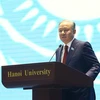 Chủ tịch Hạ viện Cộng hòa Kazakhstan Nurlan Nigmatulin nói chuyện, giao lưu với sinh viên Trường Đại học Hà Nội. (Ảnh: Văn Điệp/TTXVN)