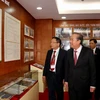 Phó Thủ tướng Thường trực Trương Hòa Bình thăm phòng truyền thống của Học viện Nông nghiệp Việt Nam. (Ảnh: Dương Giang/TTXVN)