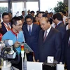Thủ tướng Nguyễn Xuân Phúc tham quan các gian hàng triển lãm tại Diễn đàn Quốc gia nâng tầm kỹ năng lao động Việt Nam. (Ảnh: Thống Nhất/TTXVN)