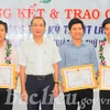Thầy Phan Khánh Duy (ngoài cùng bên trái), giáo viên Trường THCS Nguyễn Du nhận giải khuyến khích Hội thi Sáng tạo kỹ thuật tỉnh Bạc Liêu lần thứ VI. (Nguồn: Baclieu.gov.vn)