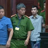 Bị cáo Châu Văn Khảm bị dẫn giải tới phiên tòa. (Ảnh: Thành Chung/TTXVN)