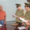 Chiều 18/5/2009, Tổng cục An ninh-Bộ Công an thực hiện quyết định trục xuất đối tượng Nguyễn Văn Bé. (Nguồn: TTXVN)