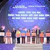 Thủ tướng Nguyễn Xuân Phúc cùng các lãnh đạo Đảng, Nhà nước trao quà cho đồng bào các dân tộc sống và sinh hoạt tại Làng. (Ảnh: Thống Nhất/TTXVN)