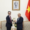 Thủ tướng Nguyễn Xuân Phúc tặng quà lưu niệm Đại sứ, Trưởng phái đoàn Liên minh châu Âu (EU) tại Việt Nam. (Ảnh: Thống Nhất/TTXVN)