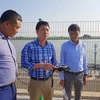 Cán bộ Công ty cổ phần cấp nước Hải Phòng kiểm tra chất lượng nước tại Nhà máy nước Hưng Đạo. (Ảnh: Minh Thu/TTXVN)