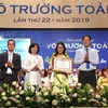 Đại diện Ban tổ chức trao Giải thưởng Võ Trường Toản cho các nhà giáo tiêu biểu. (Ảnh: Thanh Vũ/TTXVN)