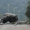 Một tảng đá lớn bị rơi xuống đường khi xảy ra động đất. (Nguồn: Xinhua)