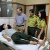 Anh Nguyễn Văn Lương được điều trị tại bệnh viện. (Ảnh: TTXVN)