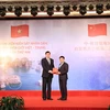 Chủ tịch UBND tỉnh Quảng Ninh Nguyễn Văn Thắng tặng quà cho đại diện Viện Kiểm sát Nhân dân Tối cao Trung Quốc. (Nguồn: Báo Quảng Ninh)